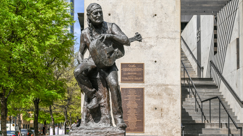 Willie Nelson statue