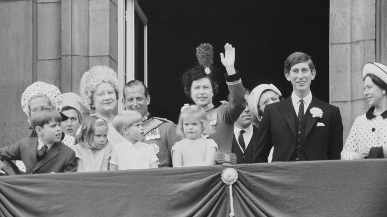 Queen Elizabeth with her kids and others on the balcony