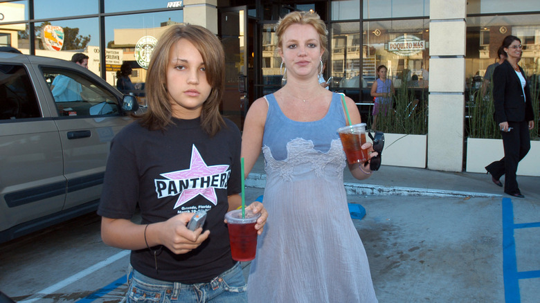 Britney Spears and Jamie Lynn Spears grabbing coffee