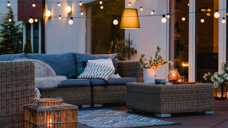 A beautifully decorated living room 