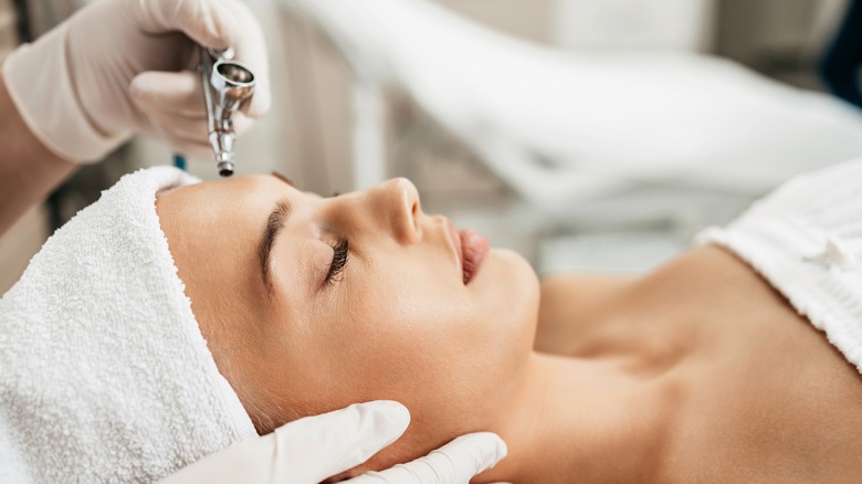 Woman getting an OxyGeneo facial