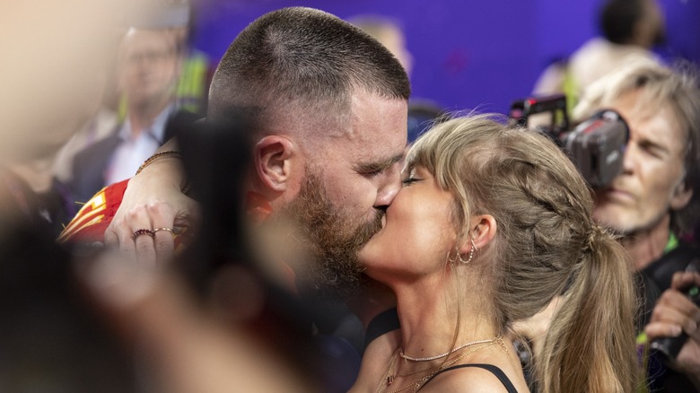 Travis Kelce kissing Taylor Swift