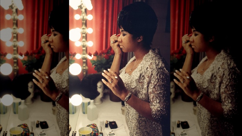 Aretha Franklin preparing for performance