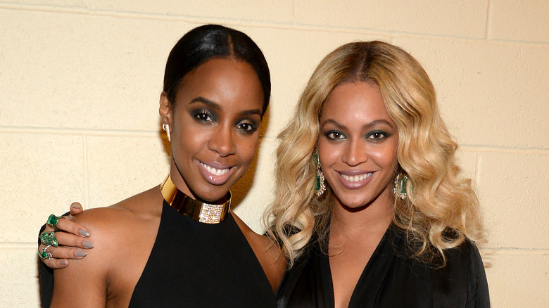 Beyonce and Kelly Rowland snuggle up on the red carpet
