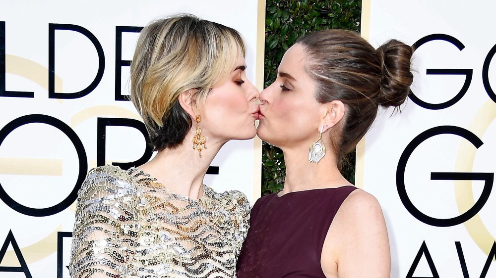 Amanda Peet and Sarah Paulson smooching on the red carpet