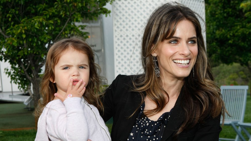 Amanda Peet with her daughter in 2009