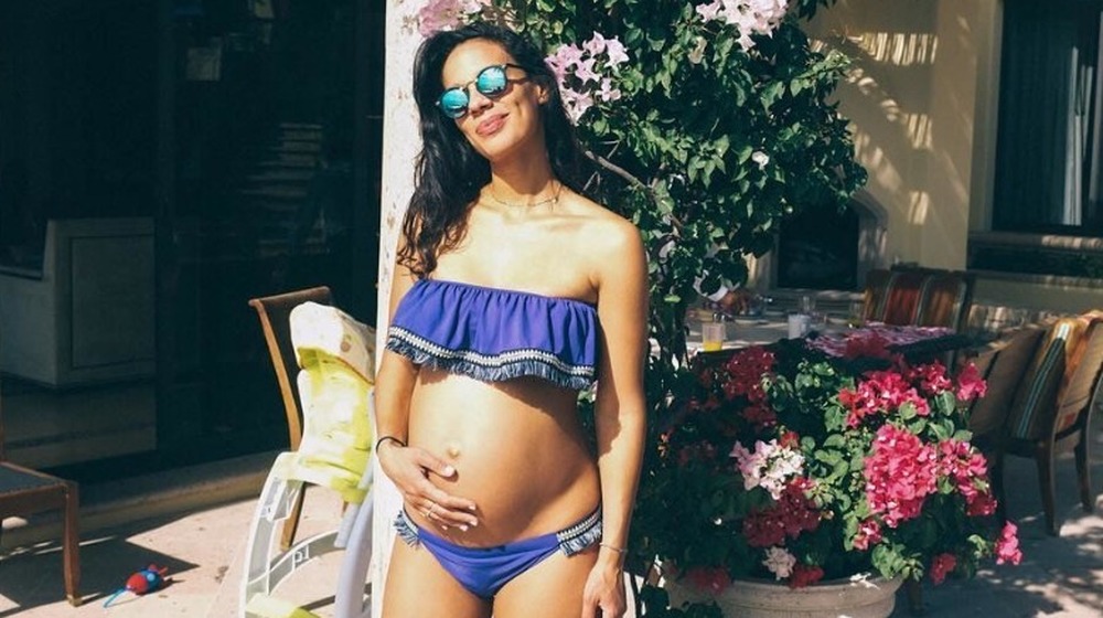 Amanda Sudano holding her pregnant belly