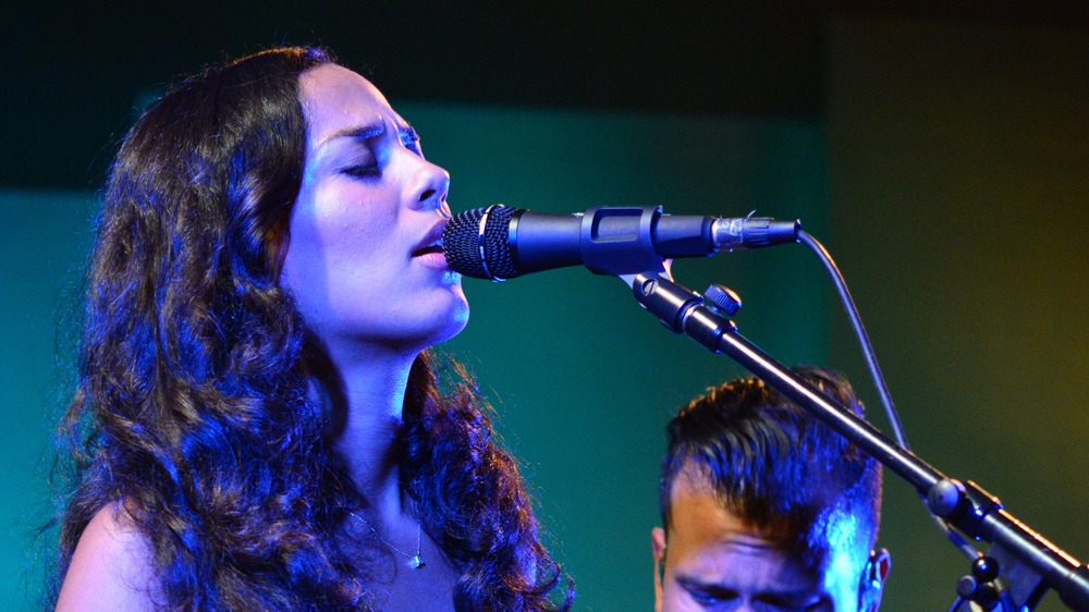 Amanda Sudano performing 