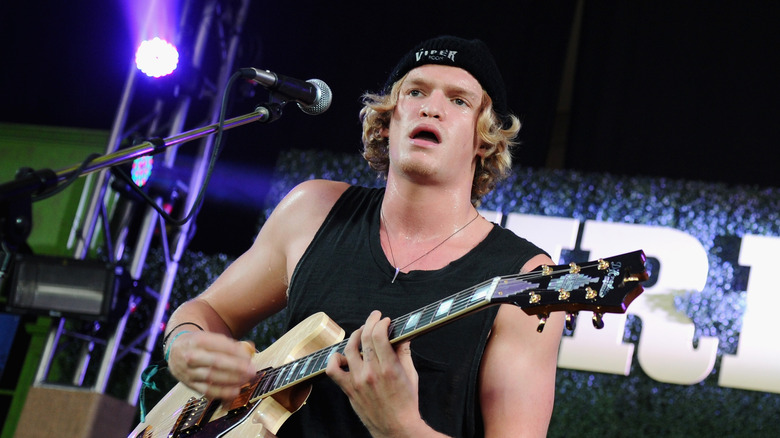 Cody Simpson with his guitar in 2016