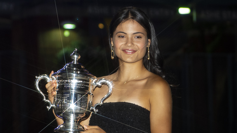 Emma Raducanu with her U.S. Open trophy