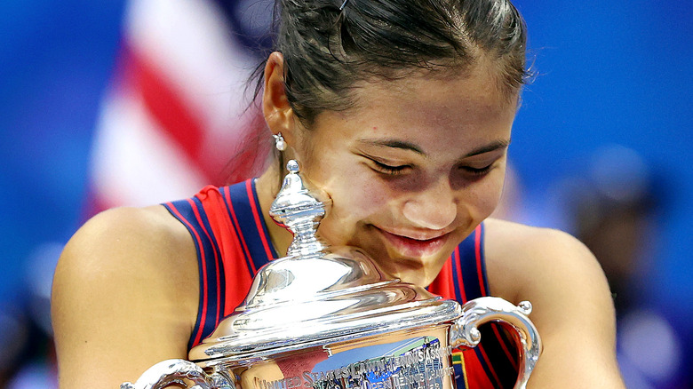 Emma Raducanu hugging a trophy