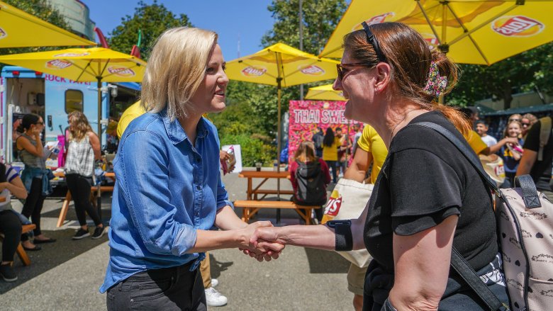 Hannah Hart shaking hand