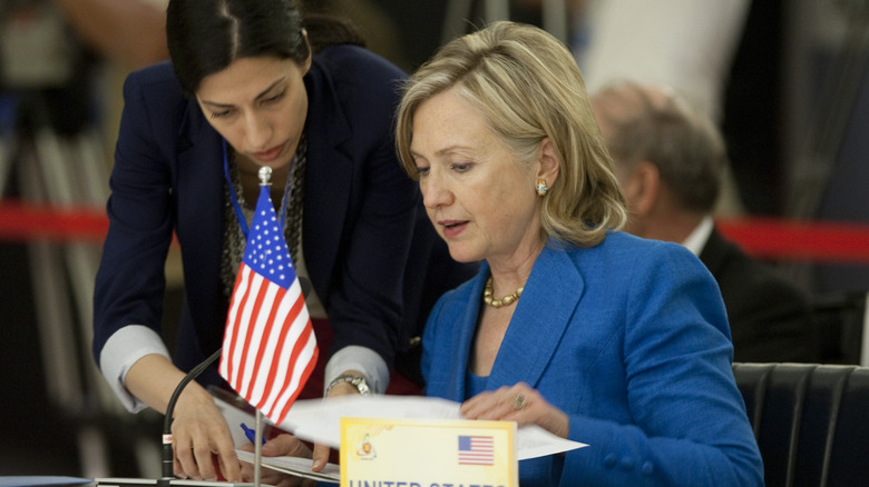 Huma Abedin, Hillary Clinton reading