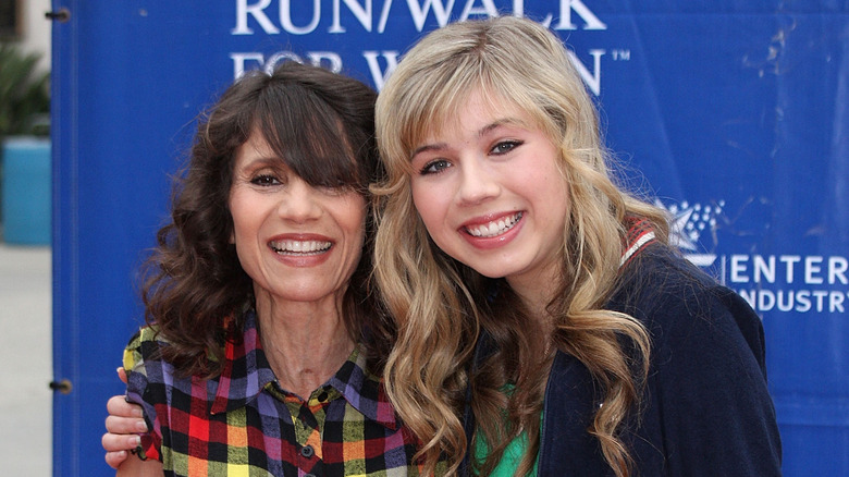 Jennette McCurdy and her mom smiling