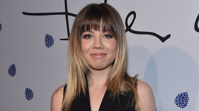 Jennette McCurdy smiling with mouth closed