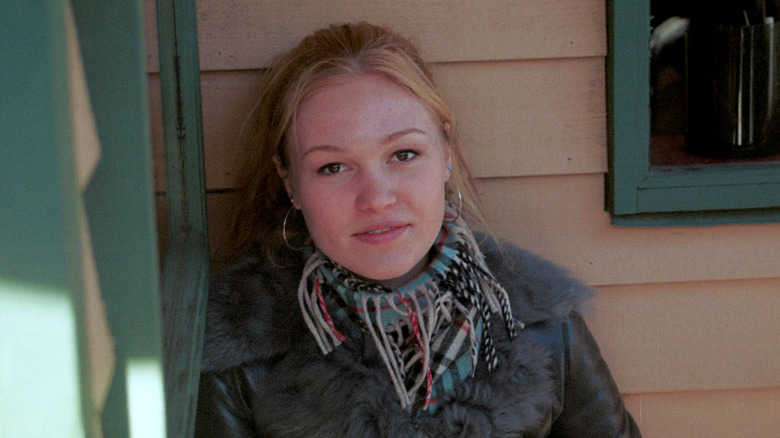 Julia Stiles against house