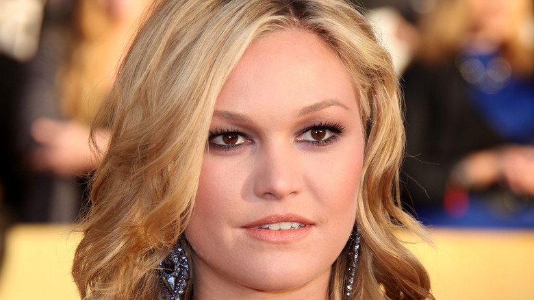 Julia Stiles poses on the red carpet