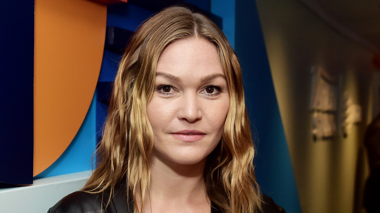 Julia Stiles hair down