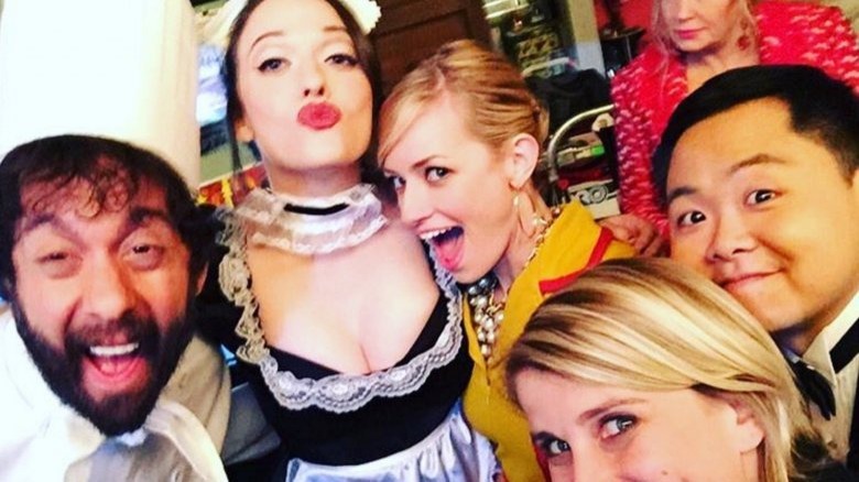 Kat Dennings posing with the 2 Broke Girls cast