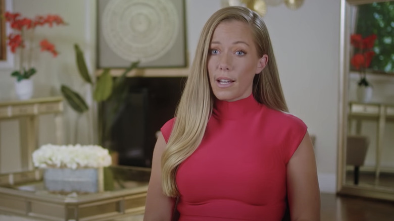 Kendra Wilkinson in Kendra Sells Hollywood