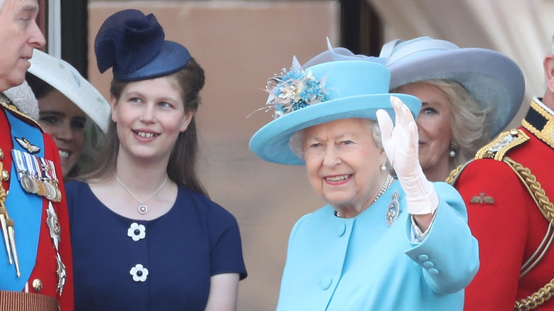 Queen Elizabeth waving on balcony with family