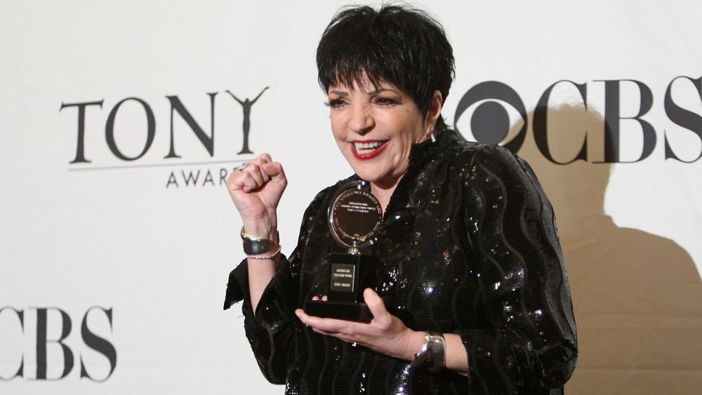 Liza Minnelli posing with Tony award