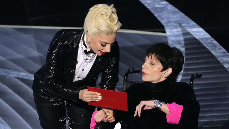 Lady Gaga assisting Liza Minnelli at the 2022 Oscars