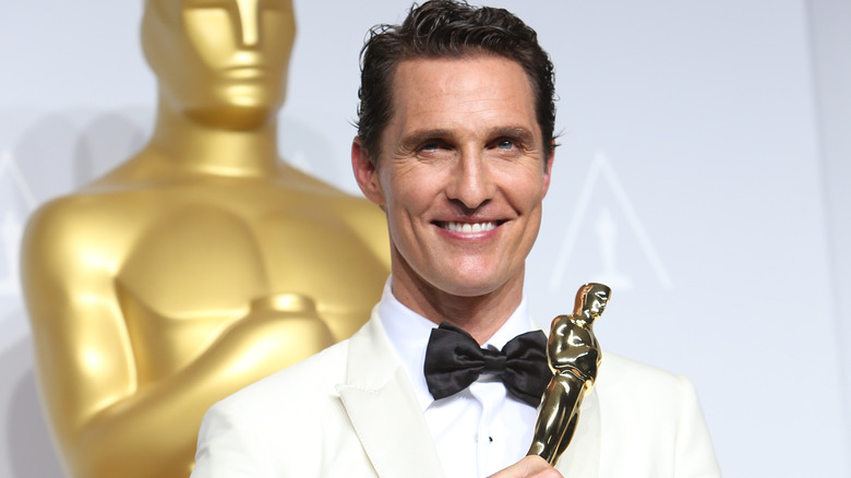 Matthew McConaughey smiling with Oscar 