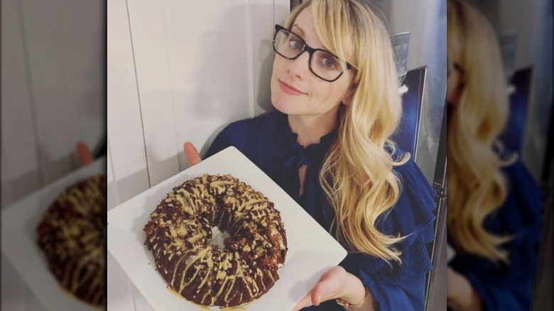 Melissa Rauch holding a plate of food