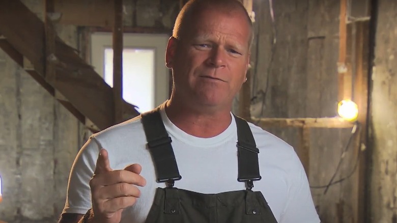 Mike Holmes pointing