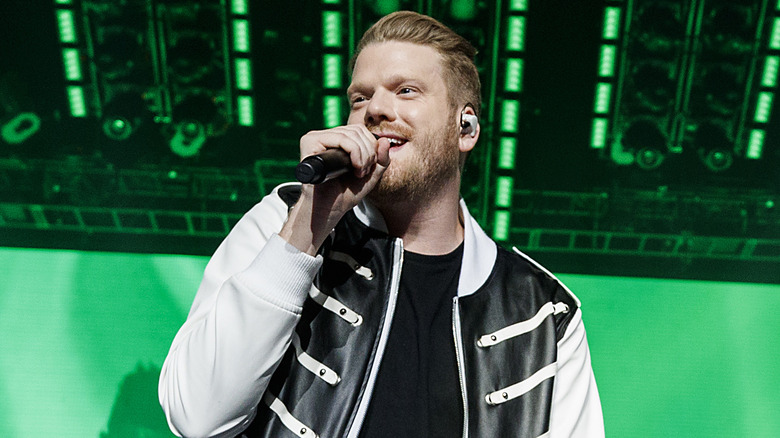 Scott Hoying performing