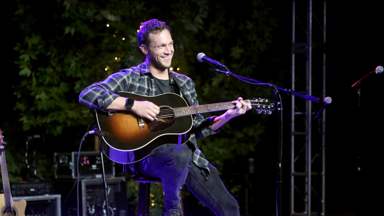 Phillip Phillips performing 