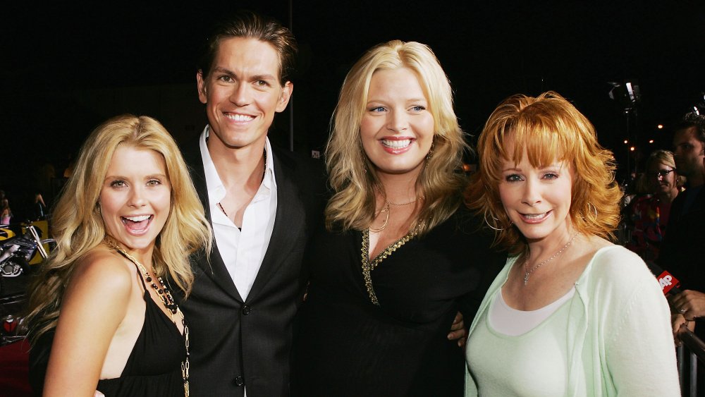 Reba McEntire with the cast of Reba