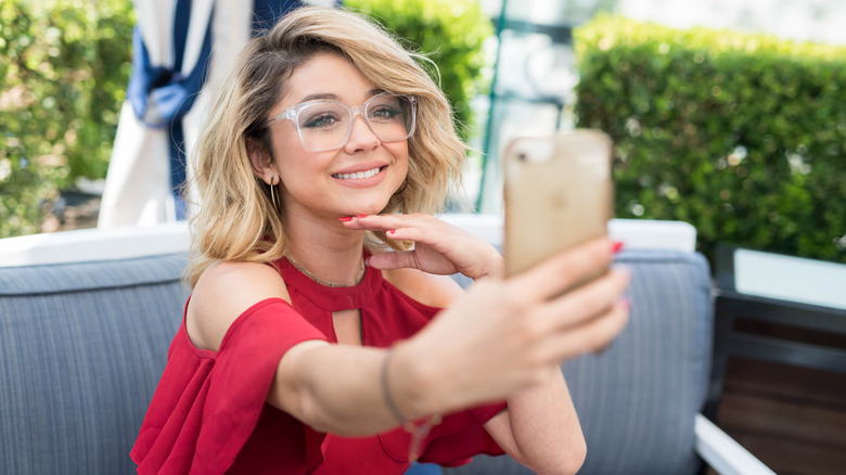 Sarah Hyland taking a selfie