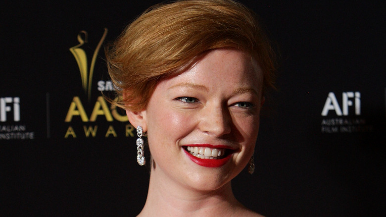 Sarah Snook smiling on the red carpet