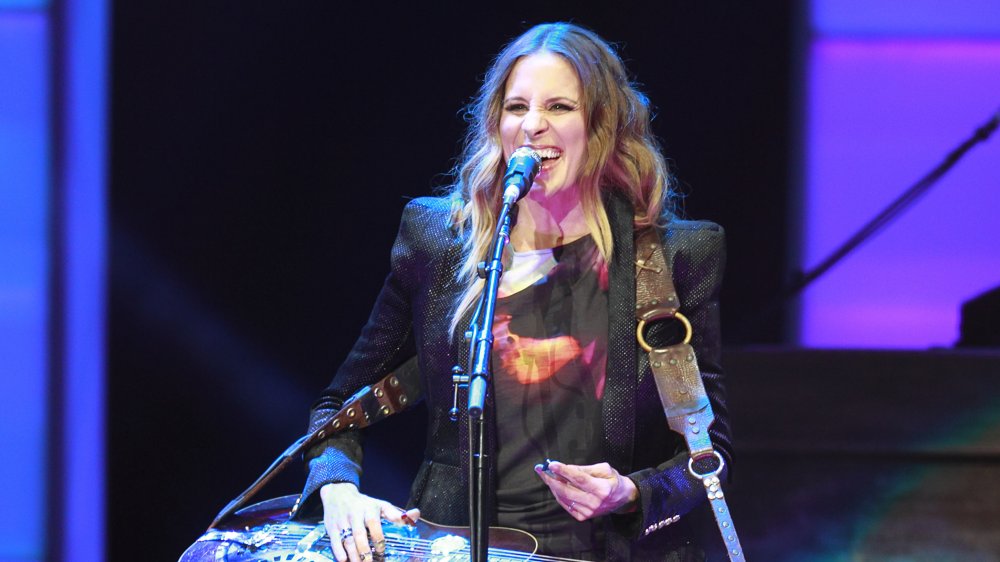 Emily Strayer of the Dixie Chicks performing in 2013