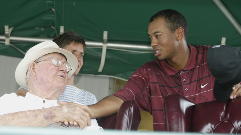 Byron Nelson shakes hands with Tiger Woods