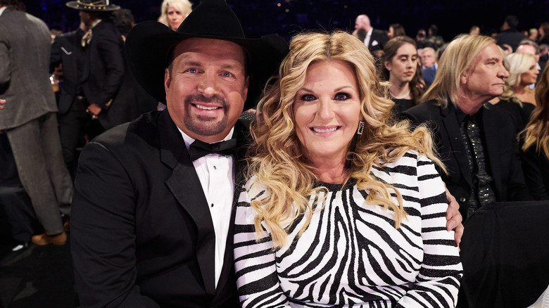 Garth Brooks, Trisha Yearwood sitting