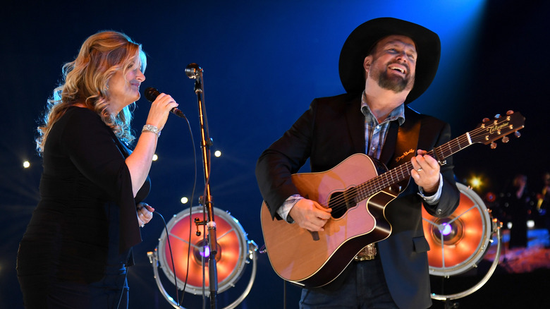 Trisha Yearwood, Garth Brooks performing