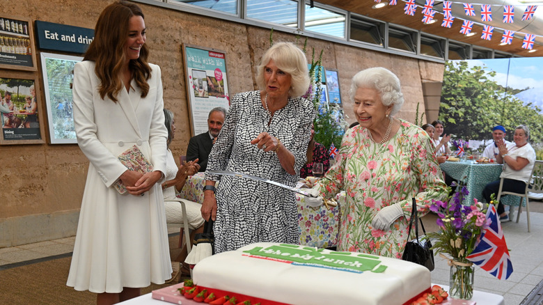 Queen Elizabeth II cutting cake