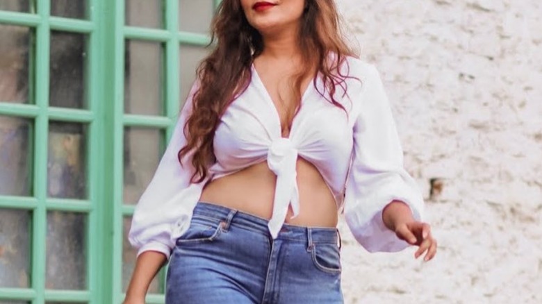 The Viral Hack That Makes It Easy To Wear Tie-Front Tops With A Bra (And Is  A Life-Saver For Bigger Chests)