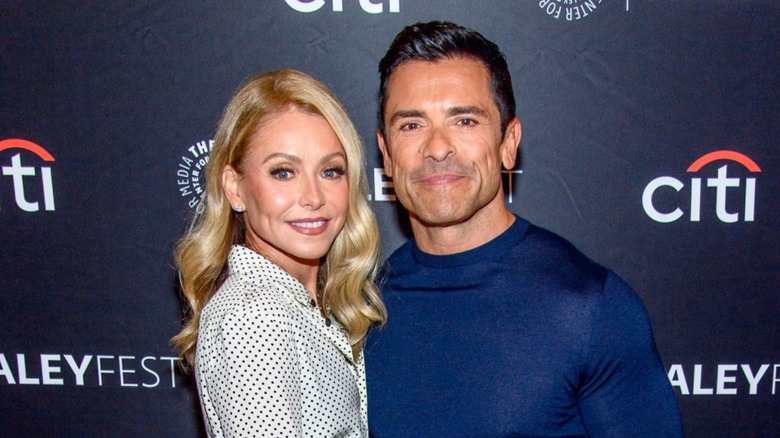 Kelly Ripa Mark Consuelos smiling