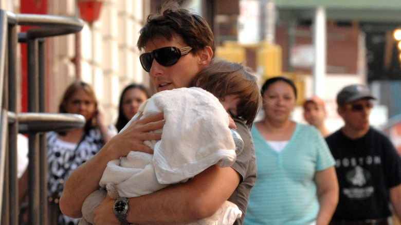 Tom Cruise carrying Suri Cruise