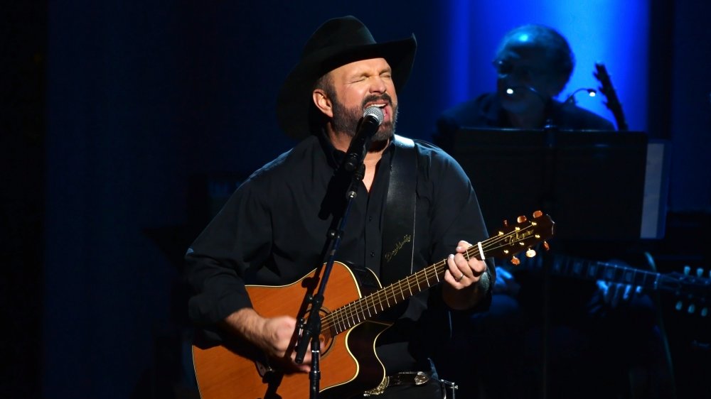 Garth Brooks, ICON award winner, performs 