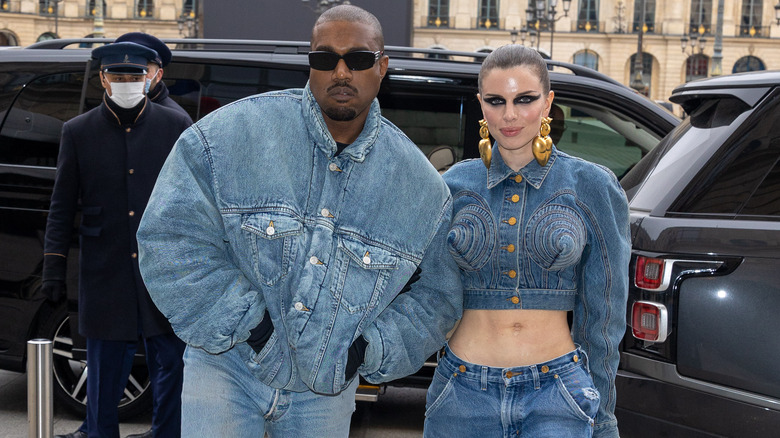 Julia Fox and Kanye West posing 