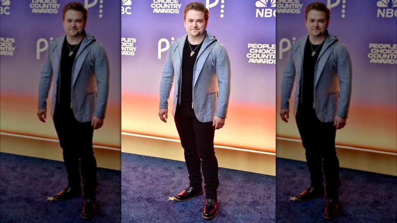 Hunter Hayes posing