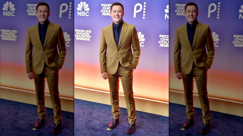 Scotty McCreery posing