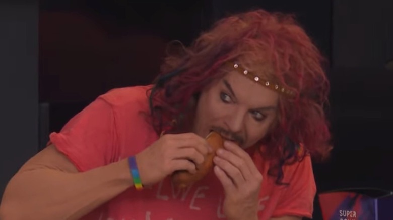 Carrot Top eating a hot dog