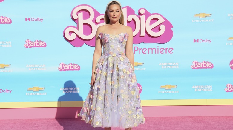  Elisabeth Röhm wearing a dress