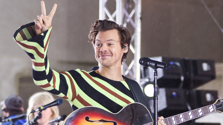 Harry Styles doing peace sign on stage